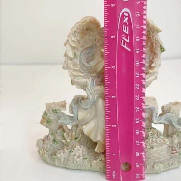 Angel Figurine in Rose Garden Resin - Picture 11 of 15